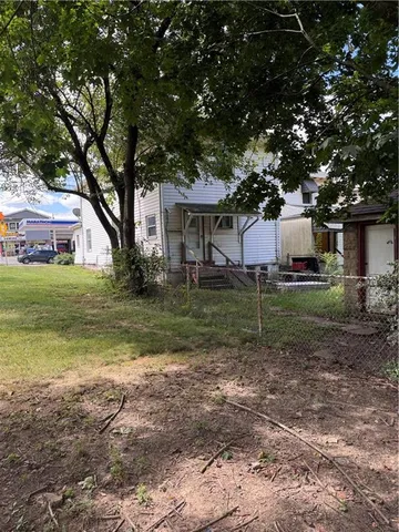 a view of a house with backyard