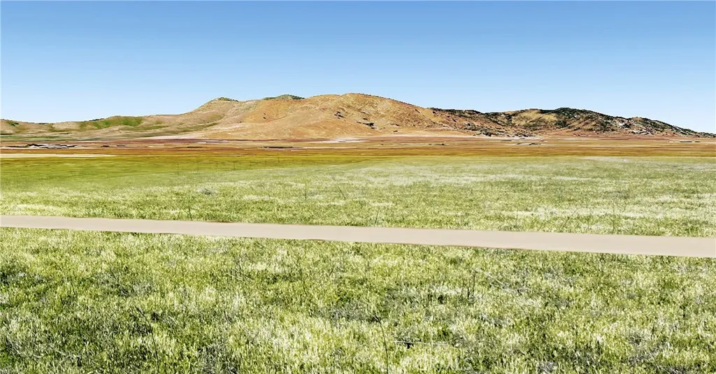 1355 Glassrock Road Santa Margarita, CA 93453 - Photo 2 of 4 a view of an ocean with a mountain