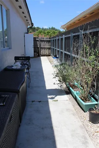 $999,999 | 16272 Southwest 42nd Terrace, Miami, FL 33185