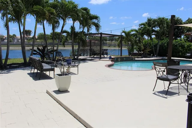 $999,999 | 16272 Southwest 42nd Terrace, Miami, FL 33185