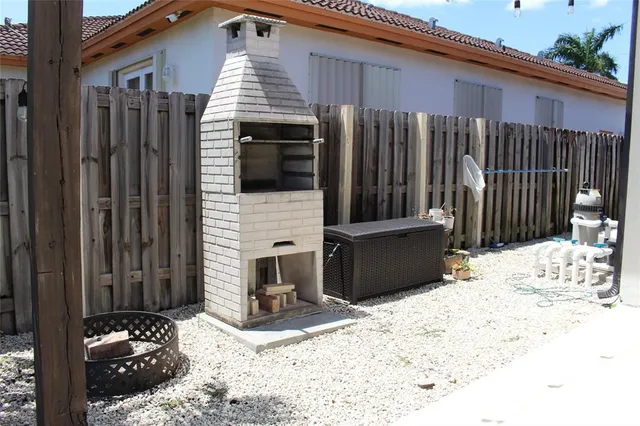 $999,999 | 16272 Southwest 42nd Terrace, Miami, FL 33185