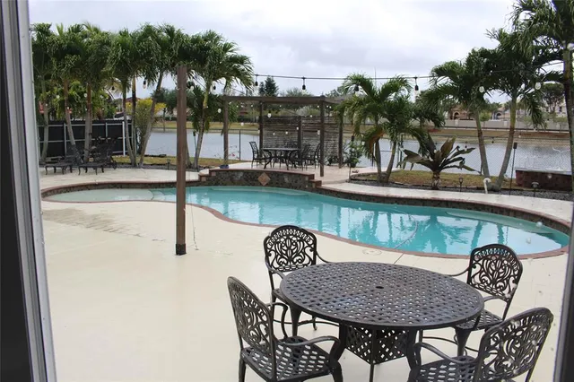 $999,999 | 16272 Southwest 42nd Terrace, Miami, FL 33185