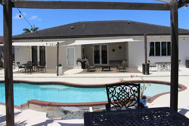 $999,999 | 16272 Southwest 42nd Terrace, Miami, FL 33185