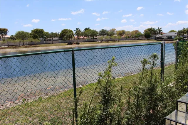 $999,999 | 16272 Southwest 42nd Terrace, Miami, FL 33185