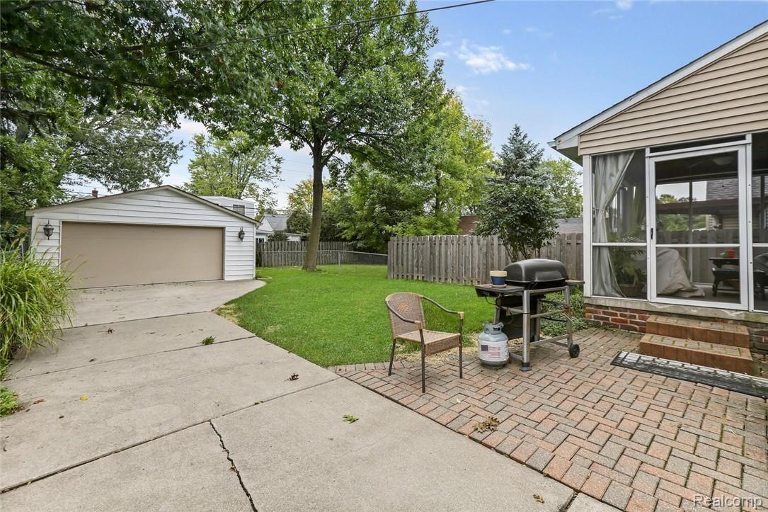 1600 Roslyn Road Grosse Pointe, MI 48236 - Photo 23 of 24 Patio.jpg