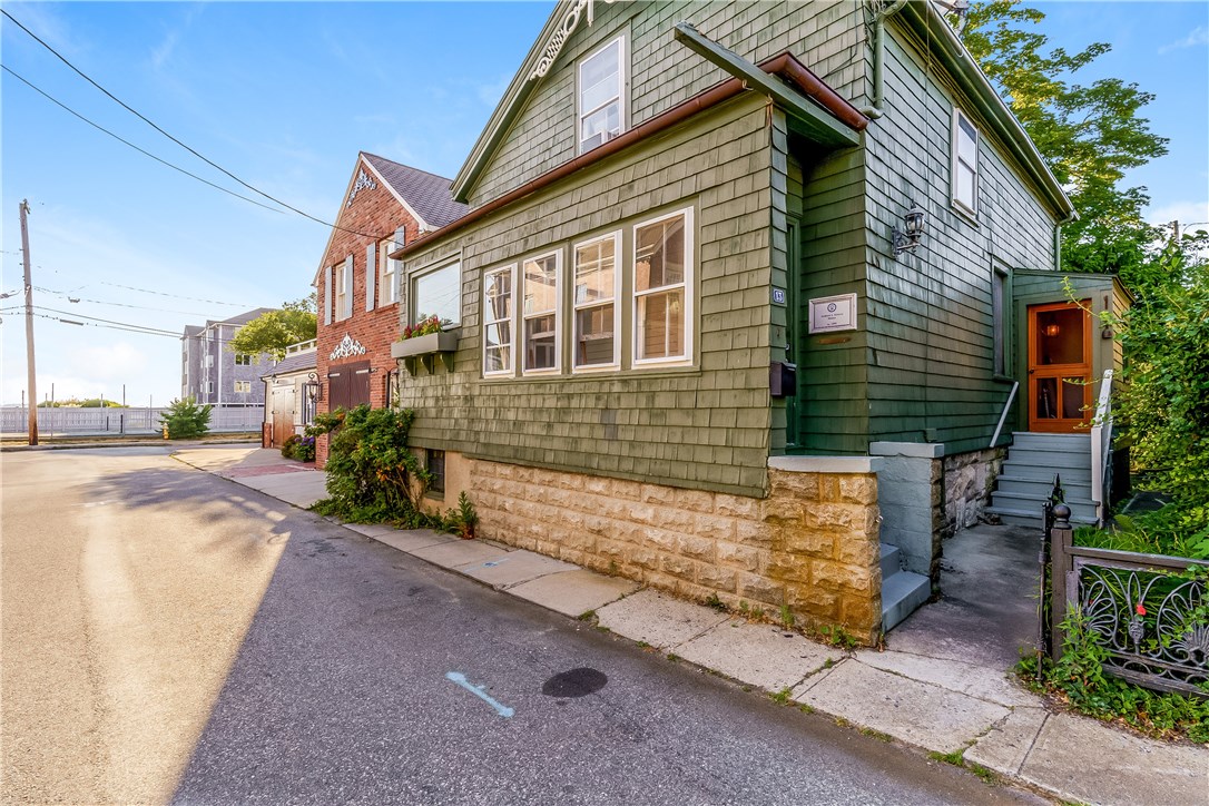 13 Goodwin Street Newport, RI 02840 - Photo 3 of 47
