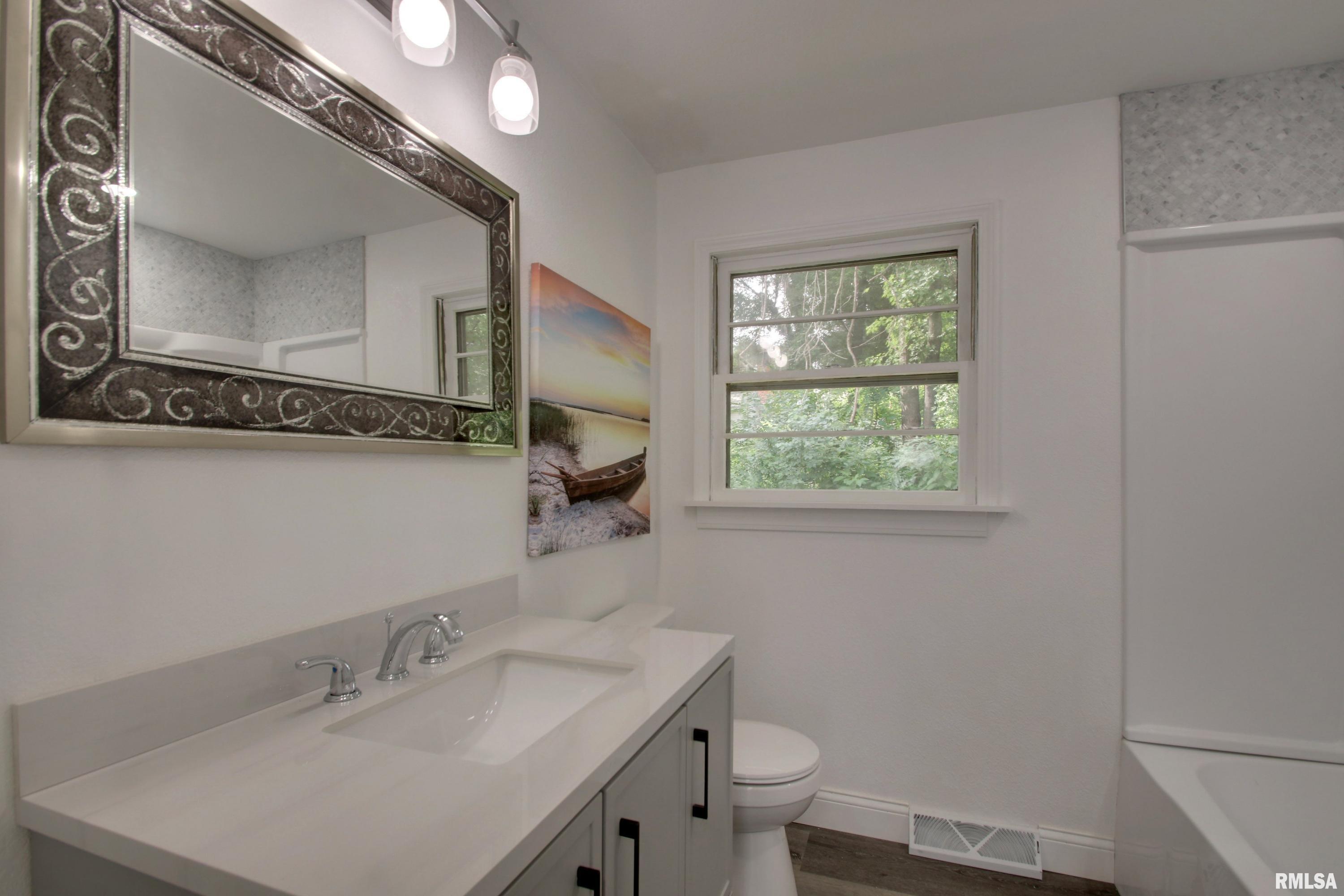 916 Locust Street Quincy, IL 62301 - Photo 12 of 21