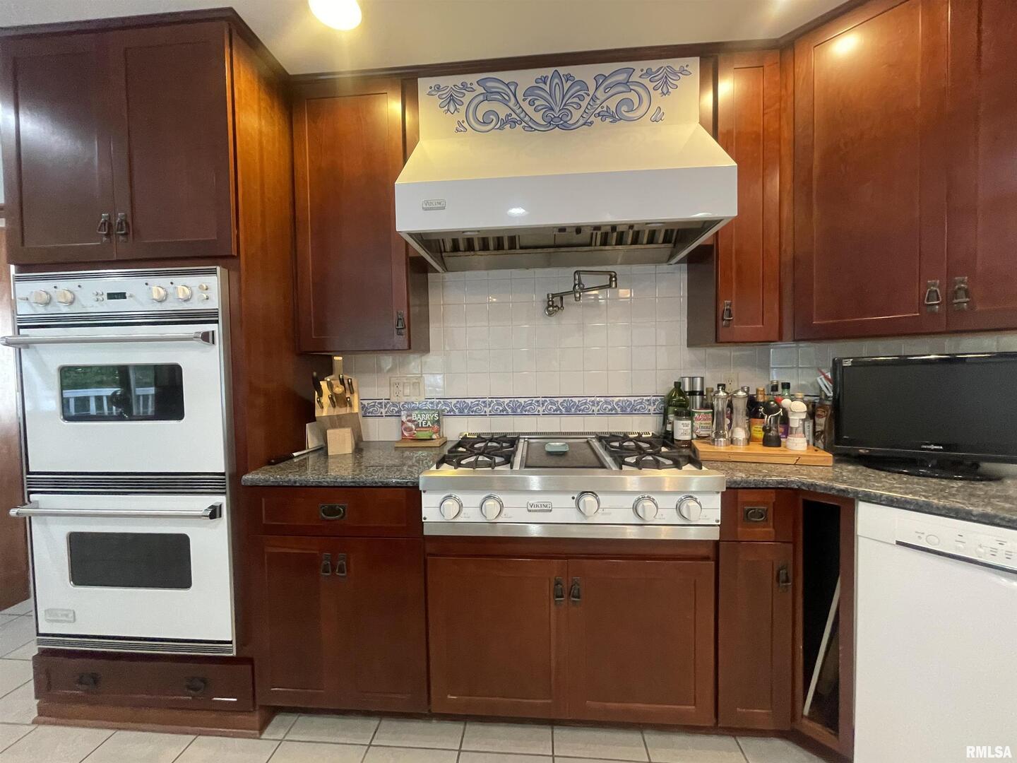 2479 New Era Road Murphysboro, IL 62966 - Photo 14 of 86 a kitchen with a stove and a microwave