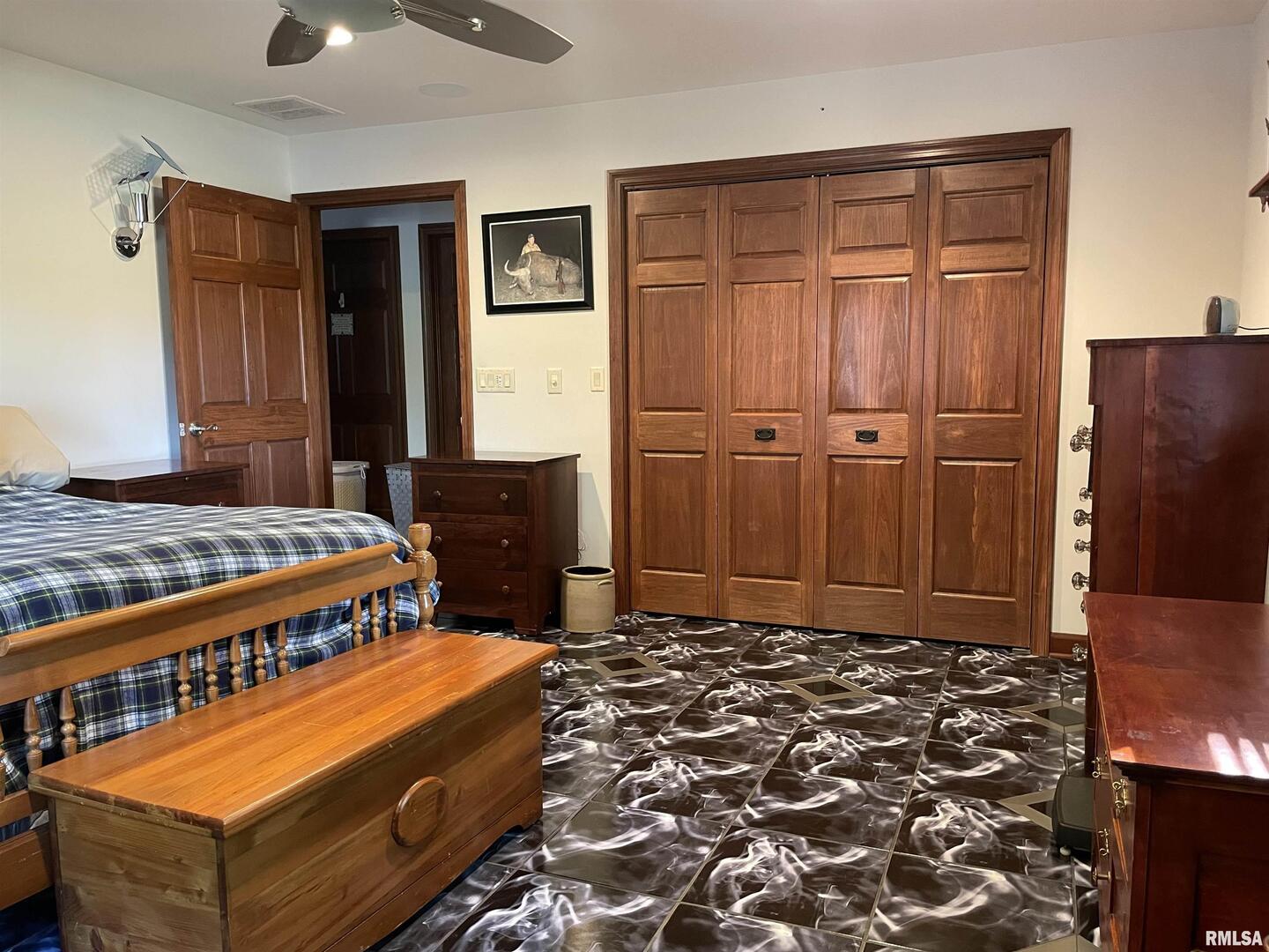 2479 New Era Road Murphysboro, IL 62966 - Photo 36 of 86 a bedroom with a bed and a dresser