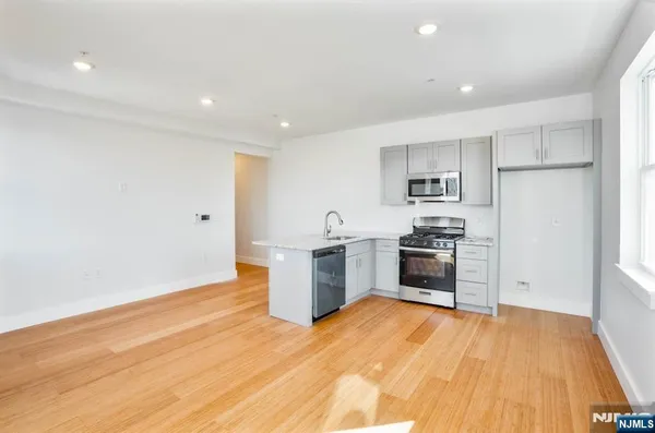$1,945 | 100 North Avenue, Unit 3B, Plainfield, NJ 07060