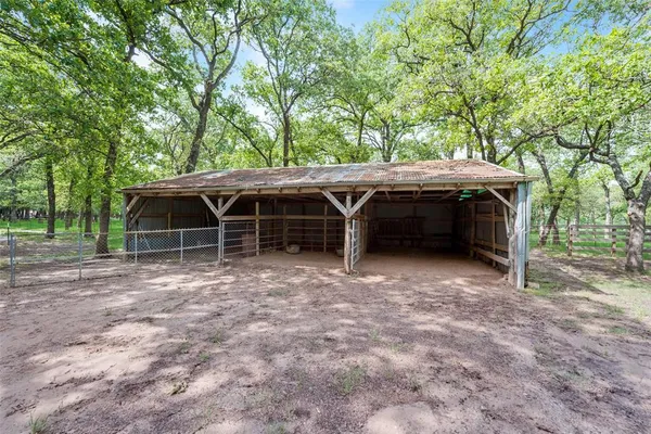 a view of a house with backyard