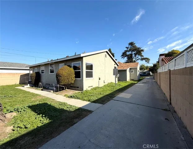 a view of a house with backyard and sitting area