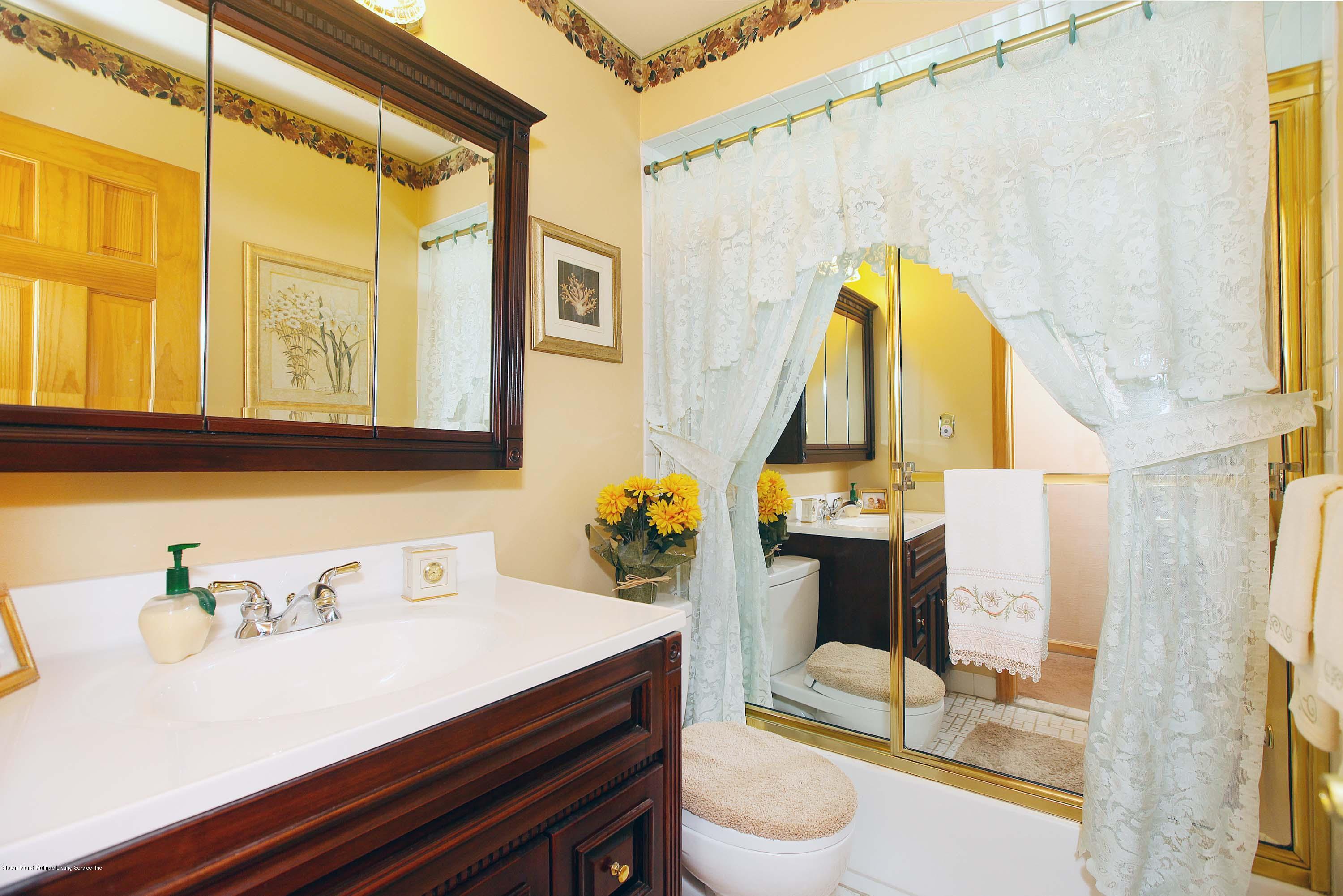 99 Stack Drive Staten Island, NY 10312 - Photo 12 of 16 012_Full Bathroom