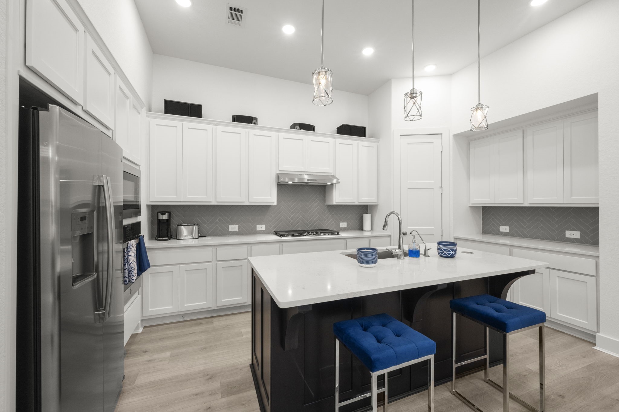 13035 Wandering Rdg Lane Conroe, TX 77302 - Photo 10 of 28 a kitchen with a sink stove and refrigerator