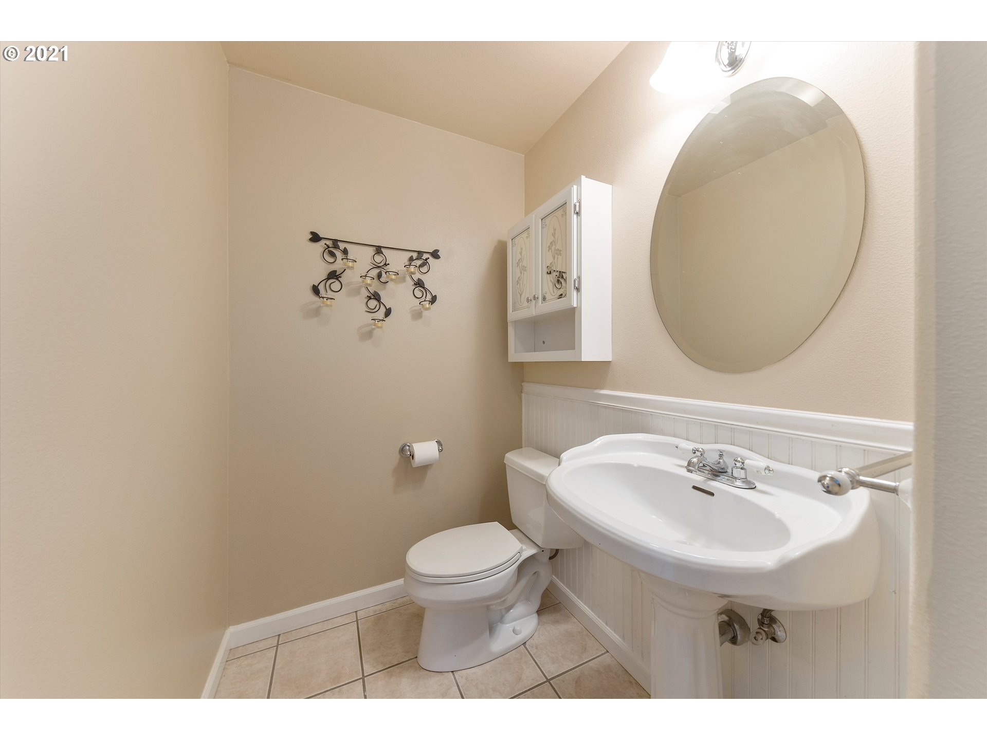 20925 South Ridge Road Oregon City, OR 97045 - Photo 13 of 32 a bathroom with a sink mirror and toilet