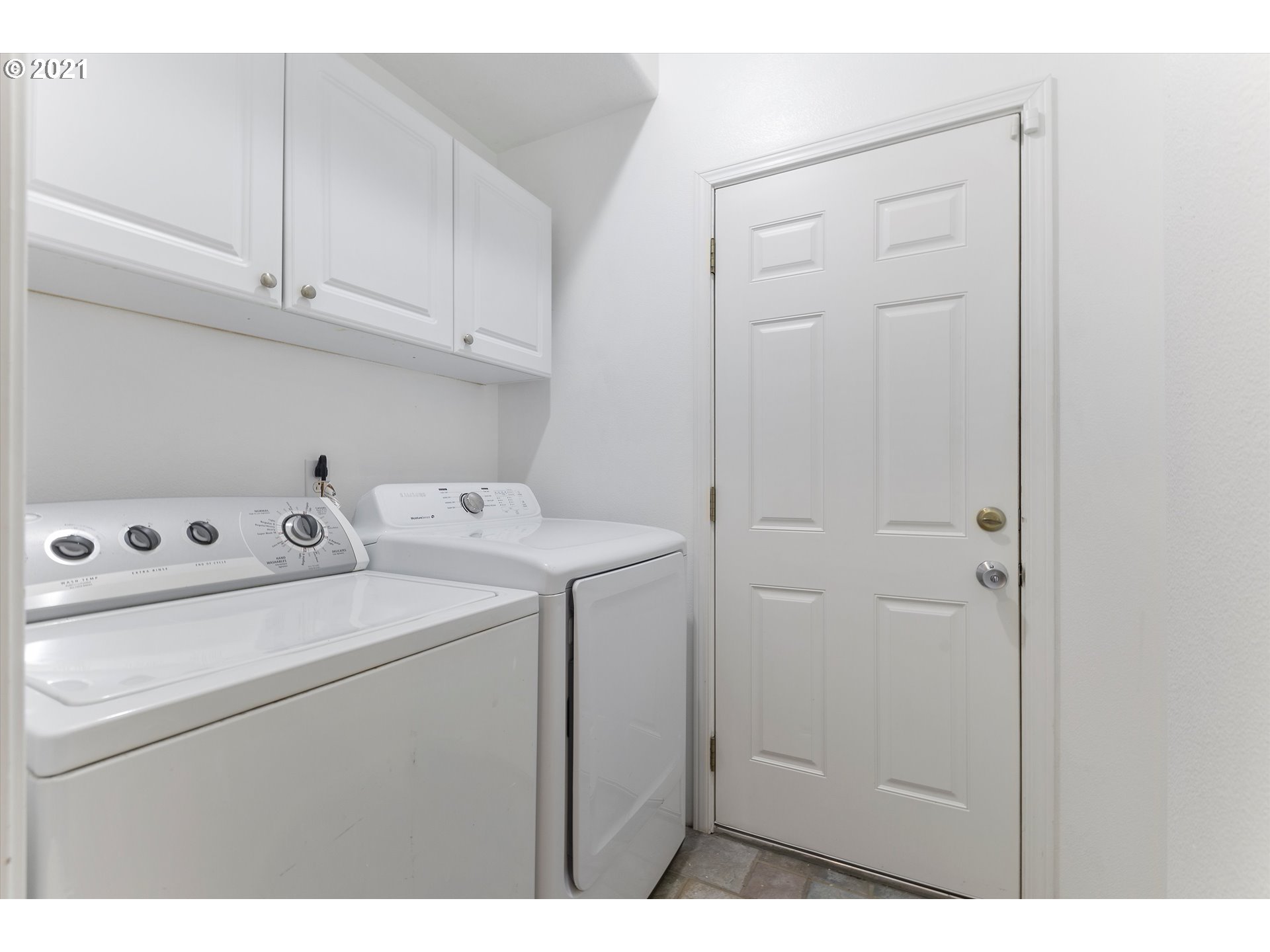 20925 South Ridge Road Oregon City, OR 97045 - Photo 14 of 32 a utility room with dryer and washer