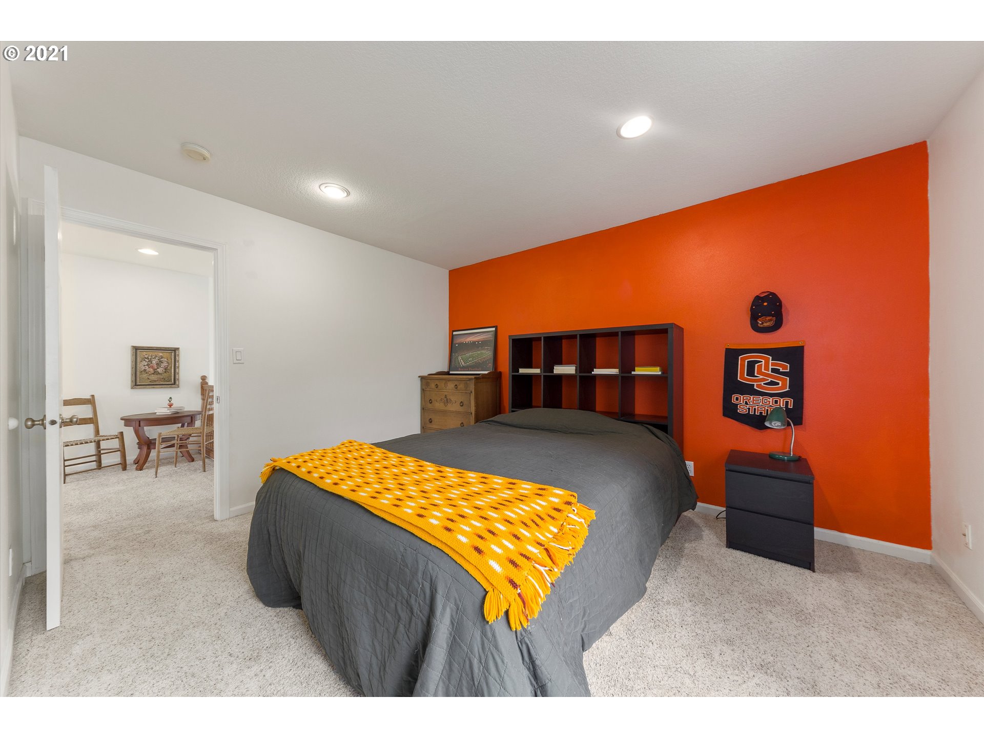 20925 South Ridge Road Oregon City, OR 97045 - Photo 20 of 32 a bedroom with a bed and a table