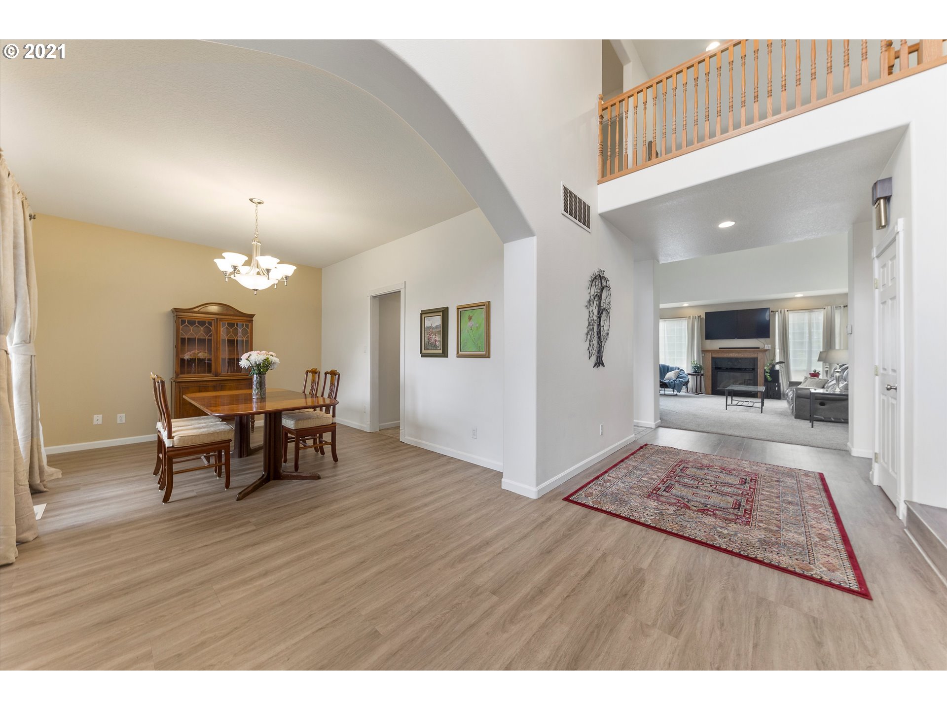 20925 South Ridge Road Oregon City, OR 97045 - Photo 2 of 32 a living room with furniture and a table