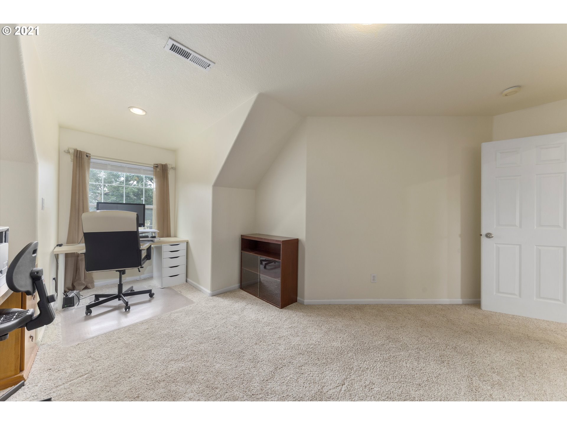 20925 South Ridge Road Oregon City, OR 97045 - Photo 26 of 32 a living room with furniture and a flat screen tv