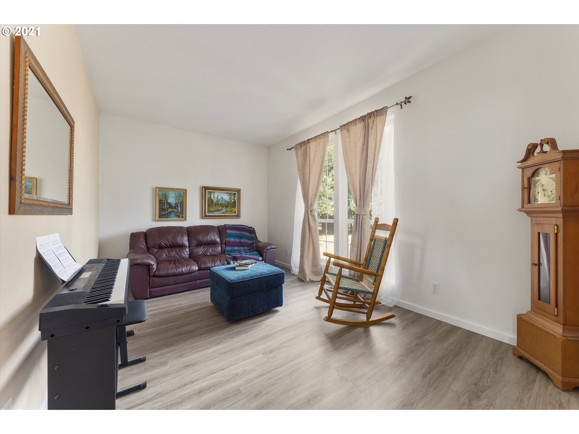 20925 South Ridge Road Oregon City, OR 97045 - Photo 5 of 32 a living room with furniture and a wooden floor