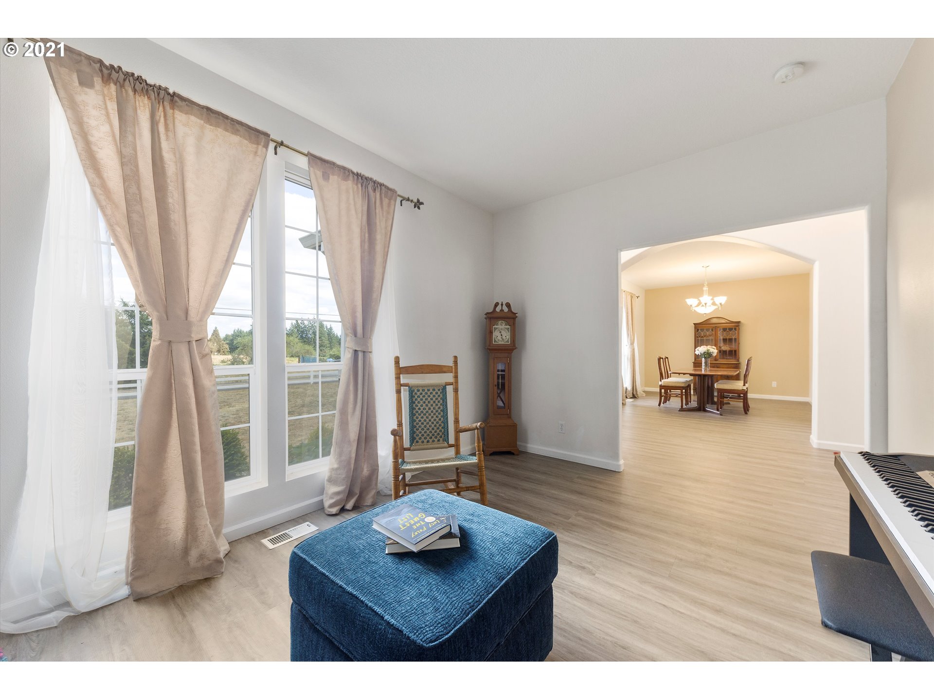 20925 South Ridge Road Oregon City, OR 97045 - Photo 6 of 32 a living room with furniture and a wooden floor