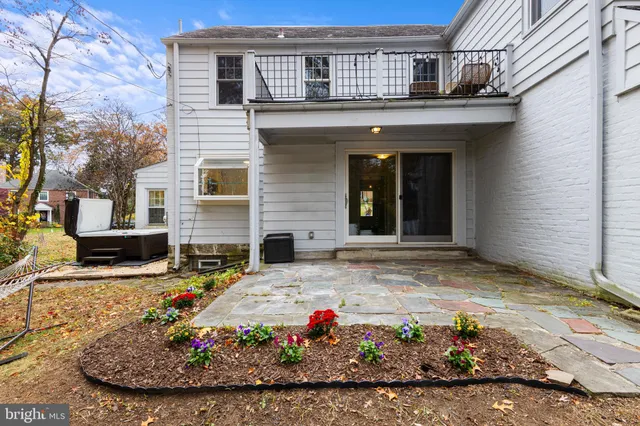 a view of a house with entertaining space