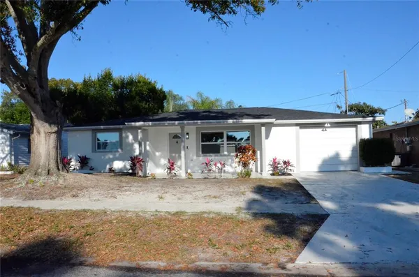 a view of a house with backyard