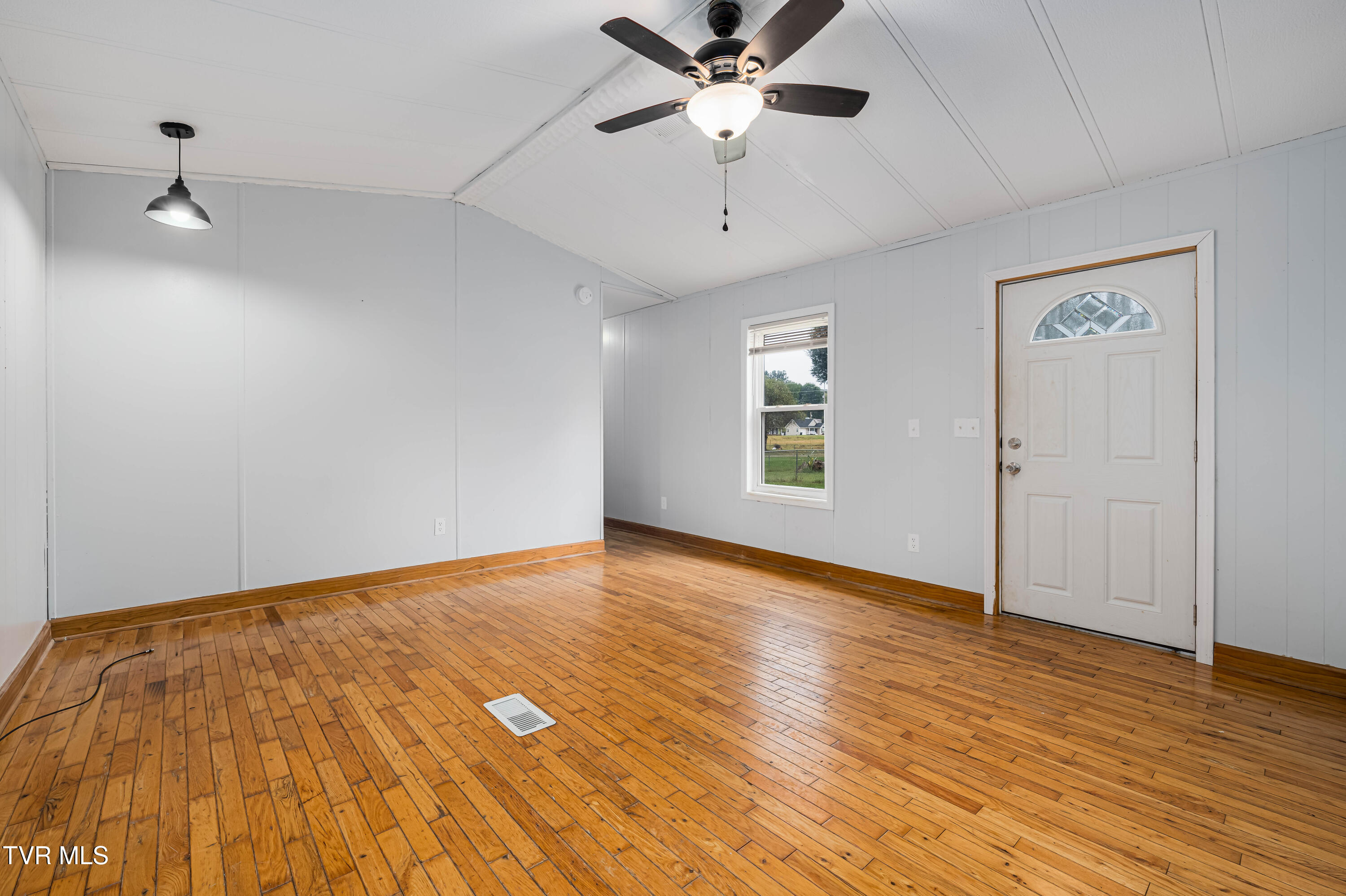 140 Peters Hollow Road Elizabethton, TN 37643 - Photo 6 of 34 140 Peters Hollow Road (23 of 43)