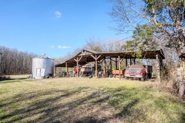 $299,999 | 5026 Tinin Road, Clifton, TN 38425