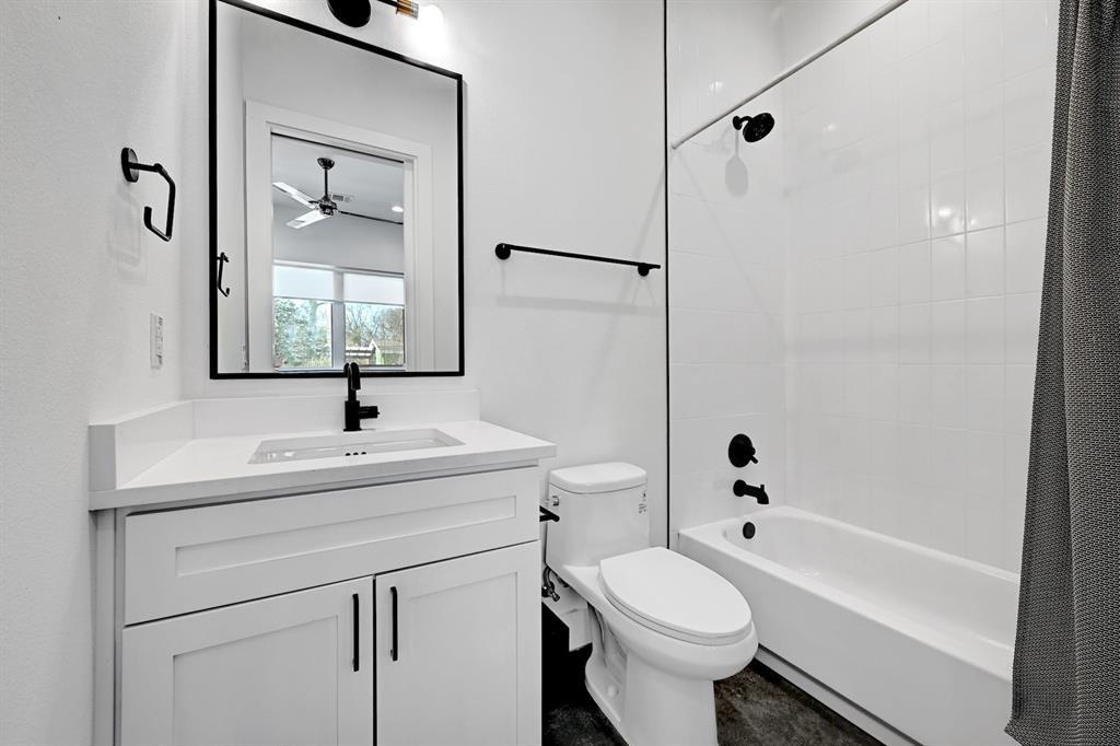 2812 East 4th Street, Unit 2 Austin, TX 78702 - Photo 21 of 26 1st floor bathroom