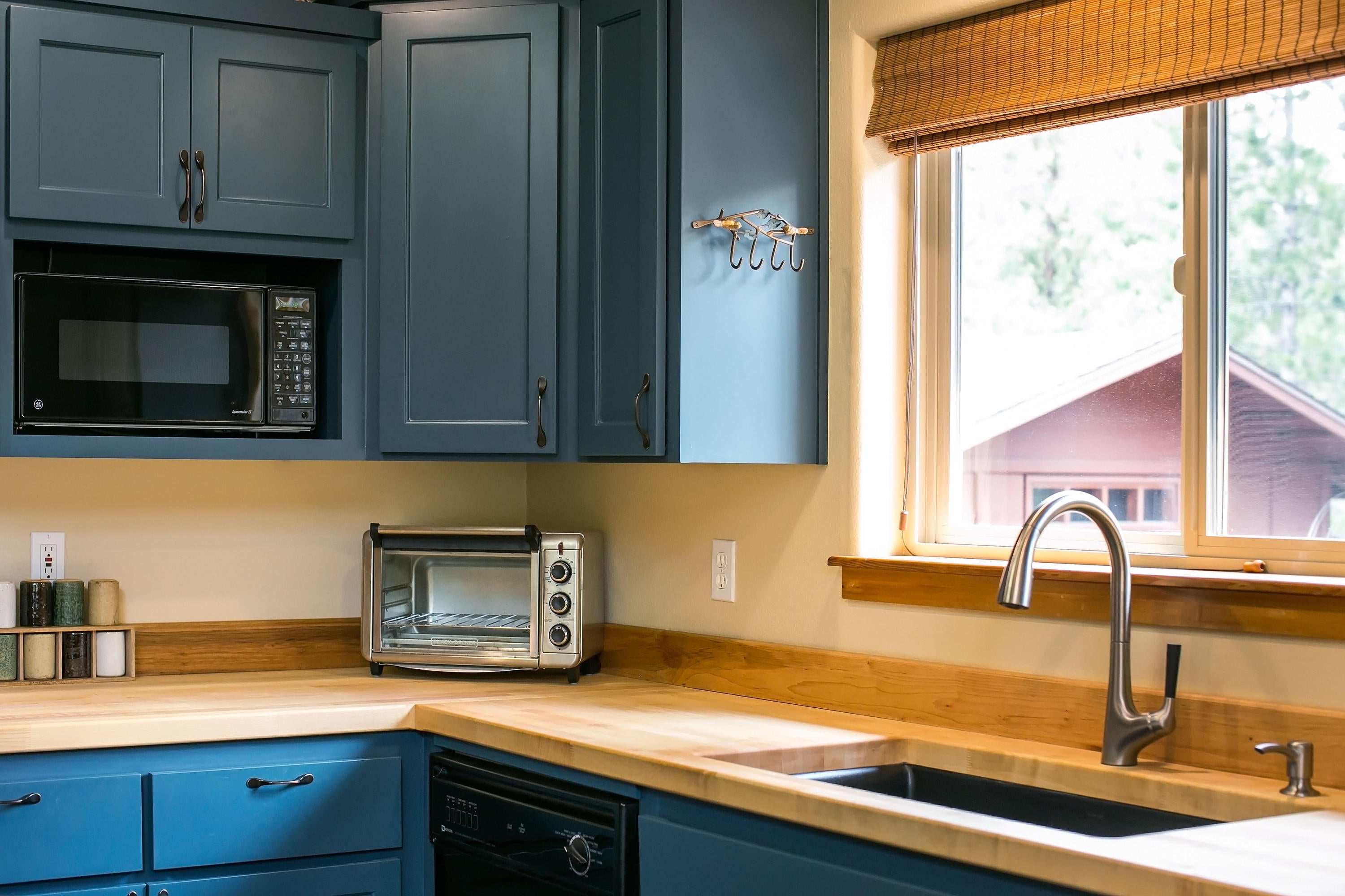 19537 East Campbell Road Bend, OR 97702 - Photo 12 of 29 12-Kitchen Detail