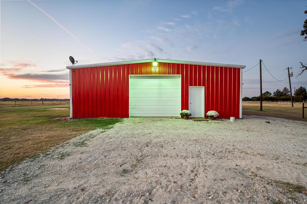 1209 Southwest County Road Corsicana, TX 75109 - Photo 4 of 27 a view of a backyard with hardwood