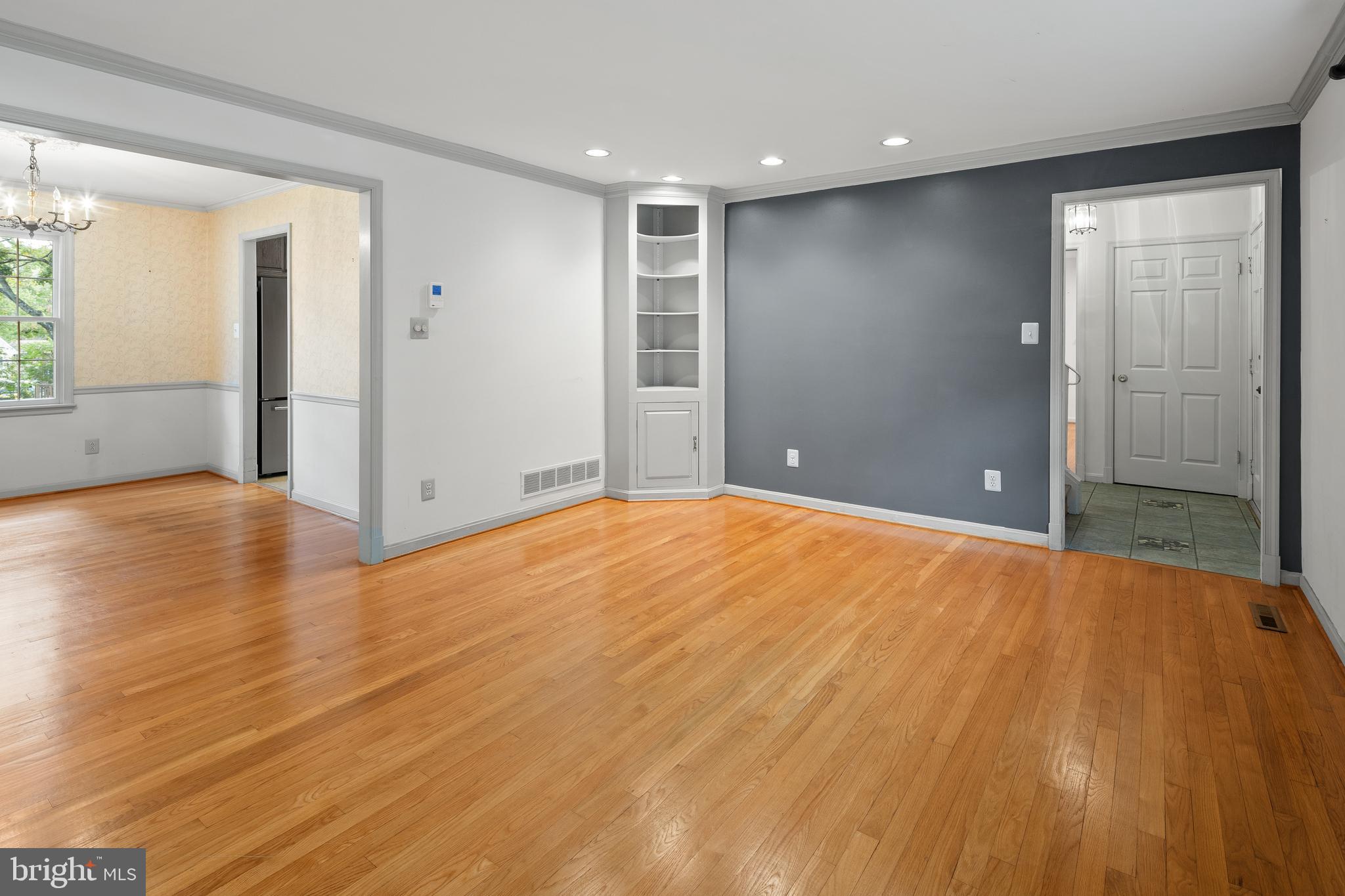 5014 Round Tower Place Columbia, MD 21044 - Photo 6 of 47 Hardwood floors - custom shelving
