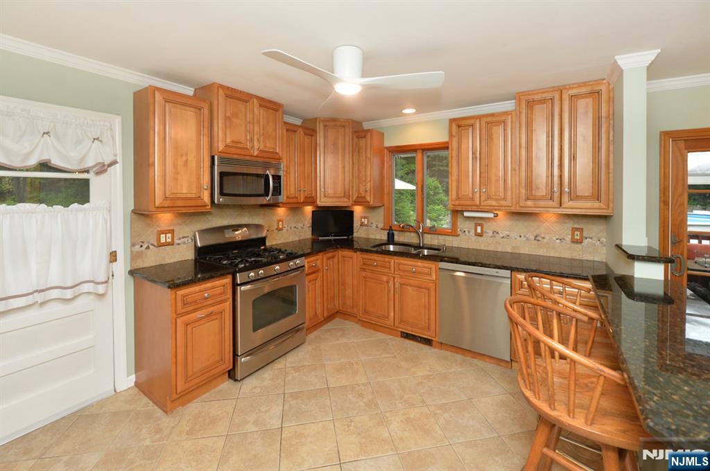 30 Knolls Road Bloomingdale, NJ 07403 - Photo 4 of 32