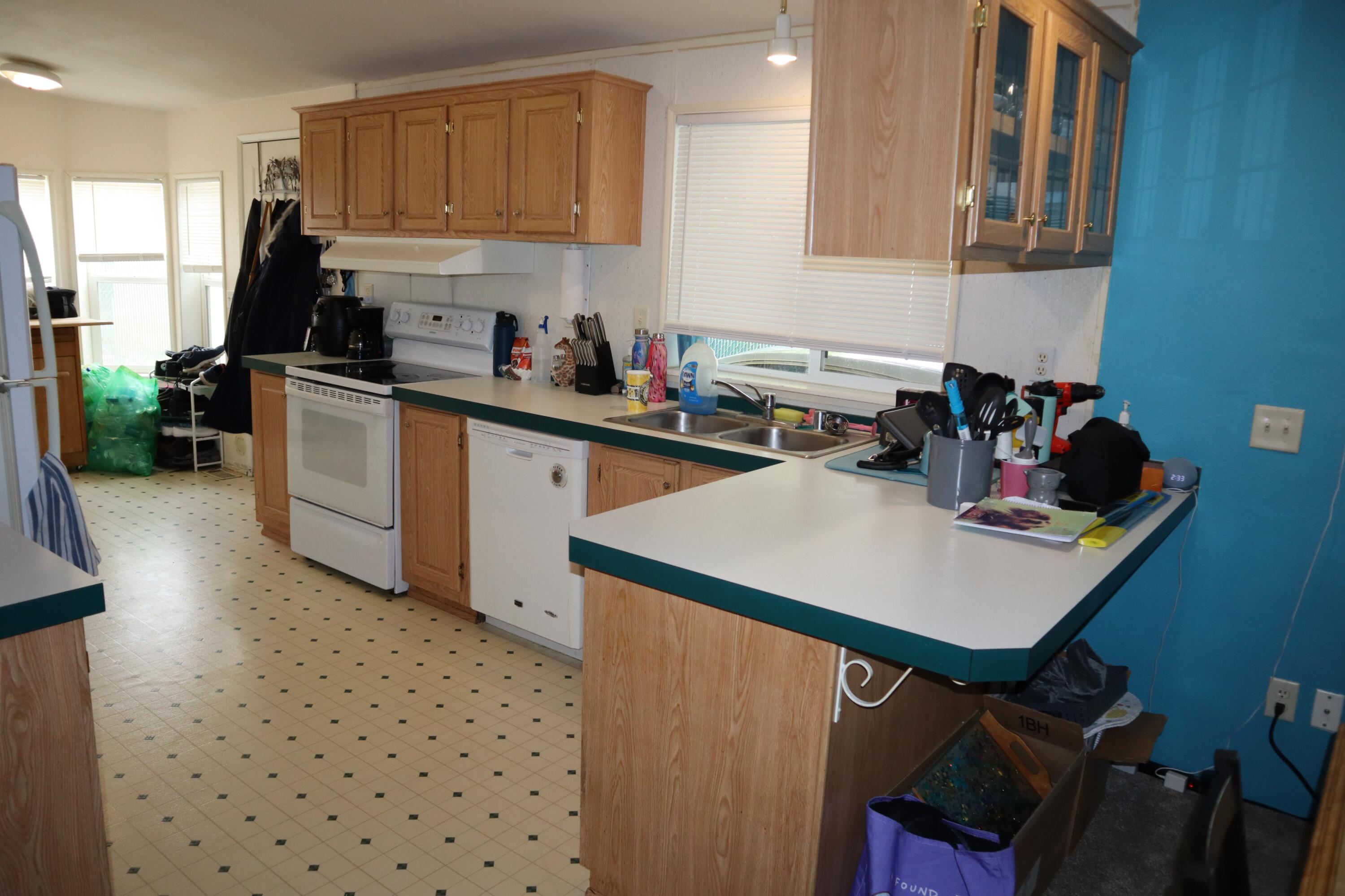 2253 Evan Way Central Point, OR 97502 - Photo 5 of 25 Kitchen with Breakfast Bar