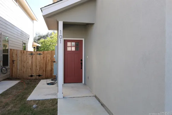 a view of a house with backyard