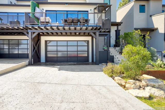 a view of an outdoor space