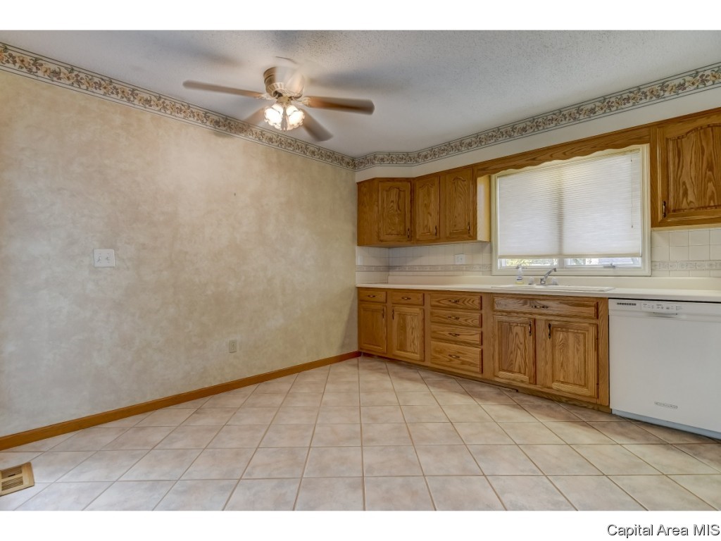 2495 Arrowhead Drive Springfield, IL 62702 - Photo 11 of 32