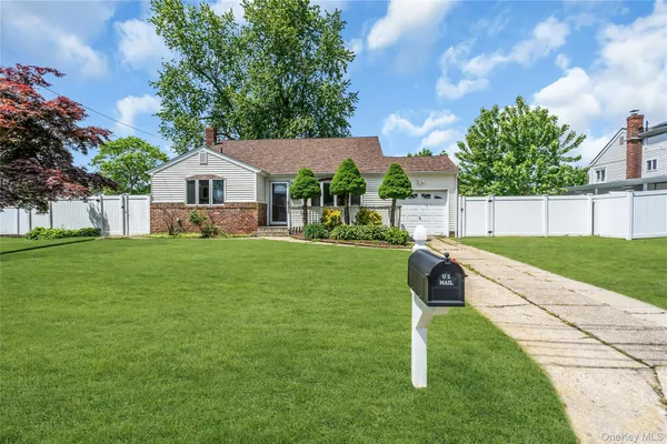 $599,000 | 86 West 17th Street, Deer Park, NY 11729