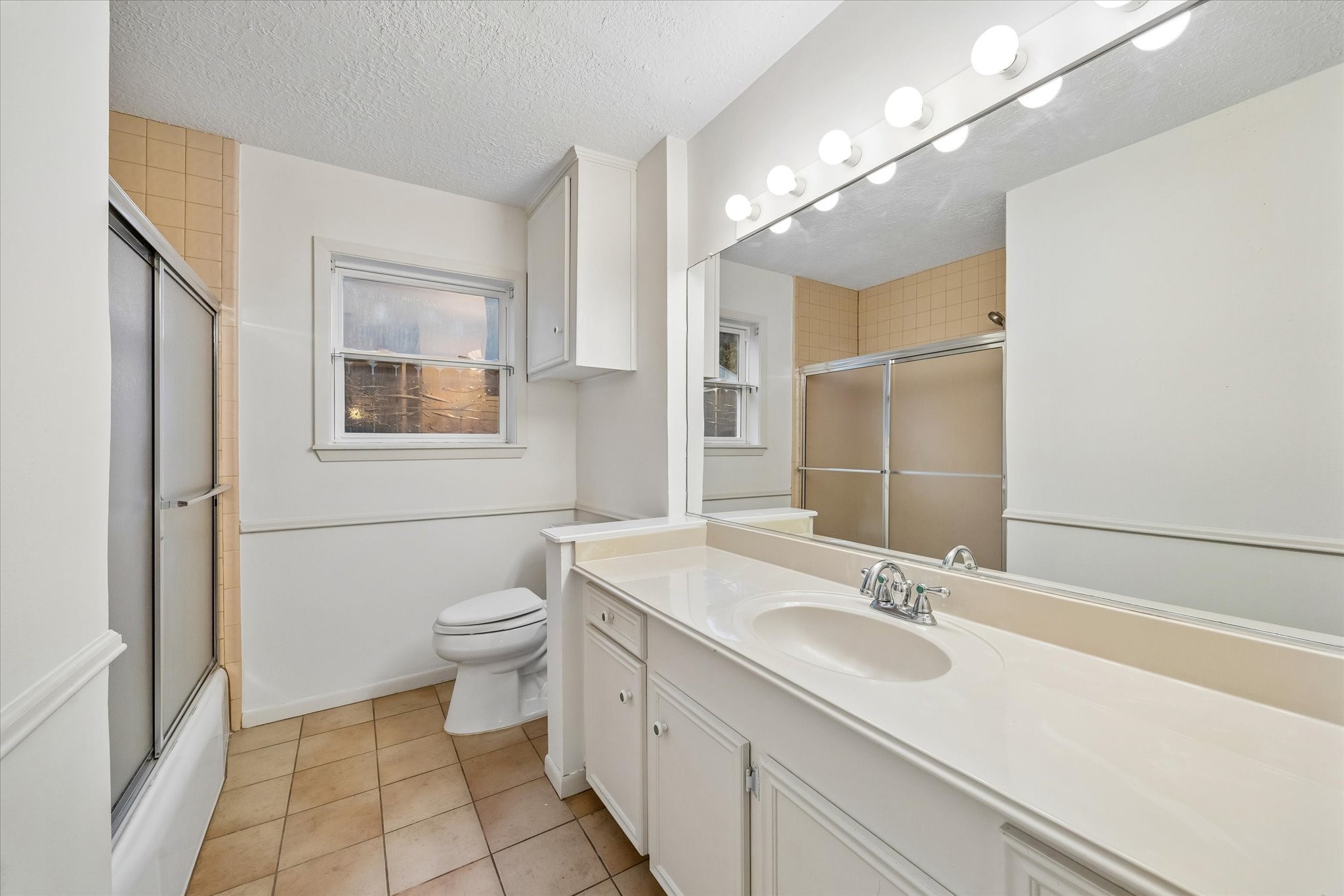 5515 Sylmar Road Houston, TX 77081 - Photo 20 of 28 Bathroom downstairs off main hallway.