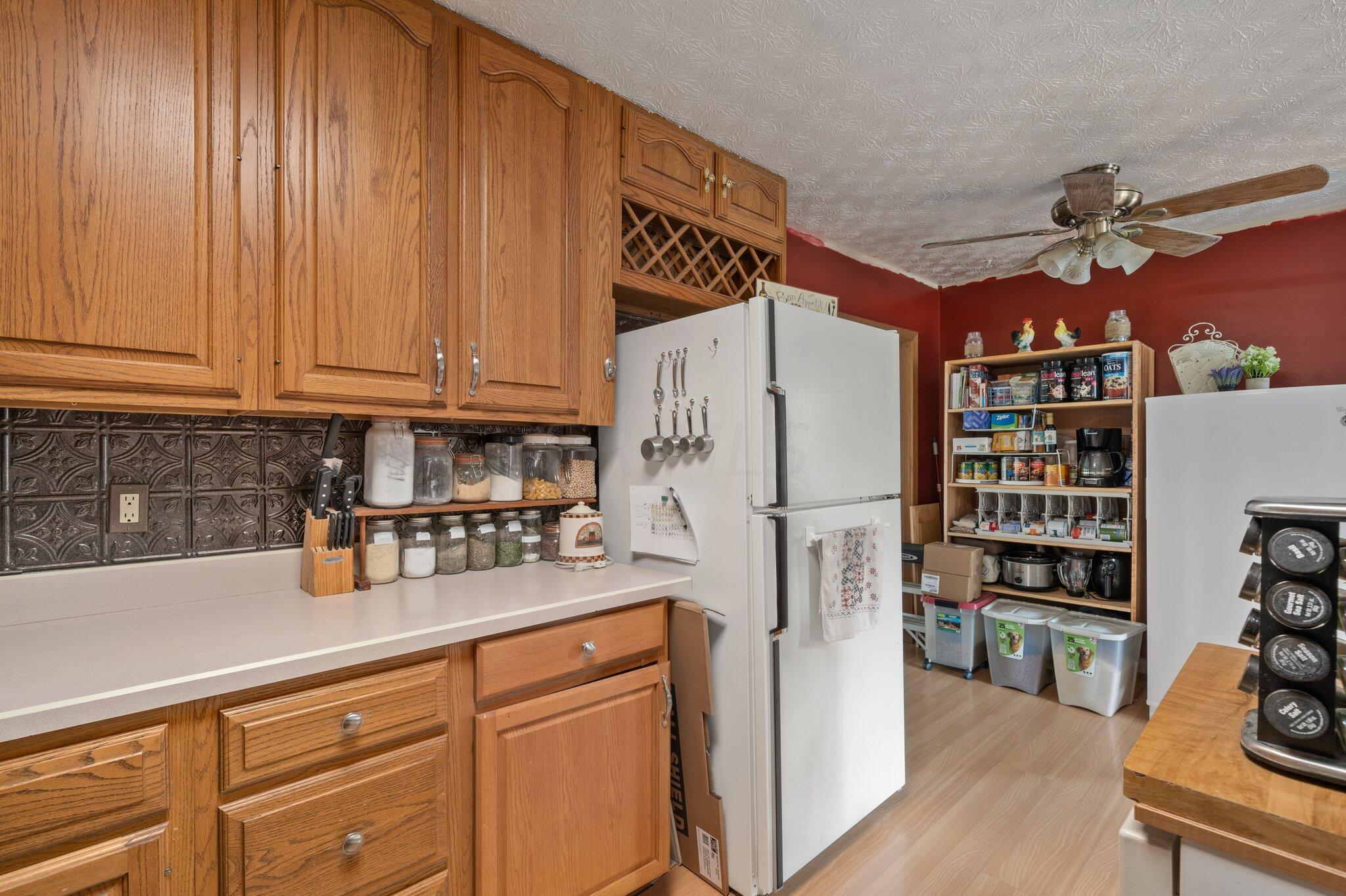 3274 Dunloe Road Columbus, OH 43232 - Photo 11 of 27 Kitchen 7