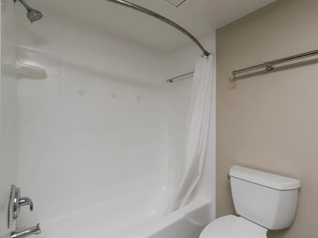 $3,200 | 750 North Ocean Boulevard, Unit 210, Pompano Beach, FL 33062