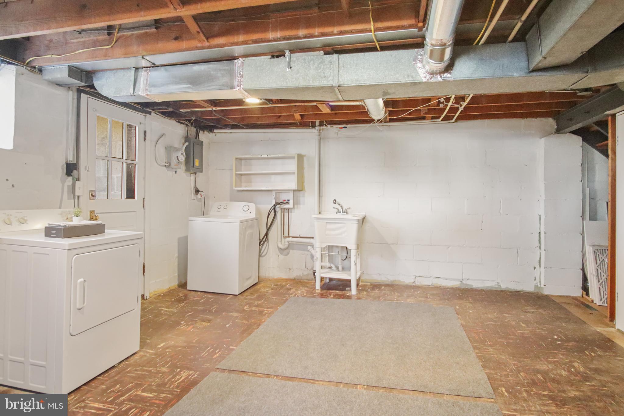 69 Aigburth Avenue Towson, MD 21286 - Photo 28 of 32 a utility room with a washer and dryer