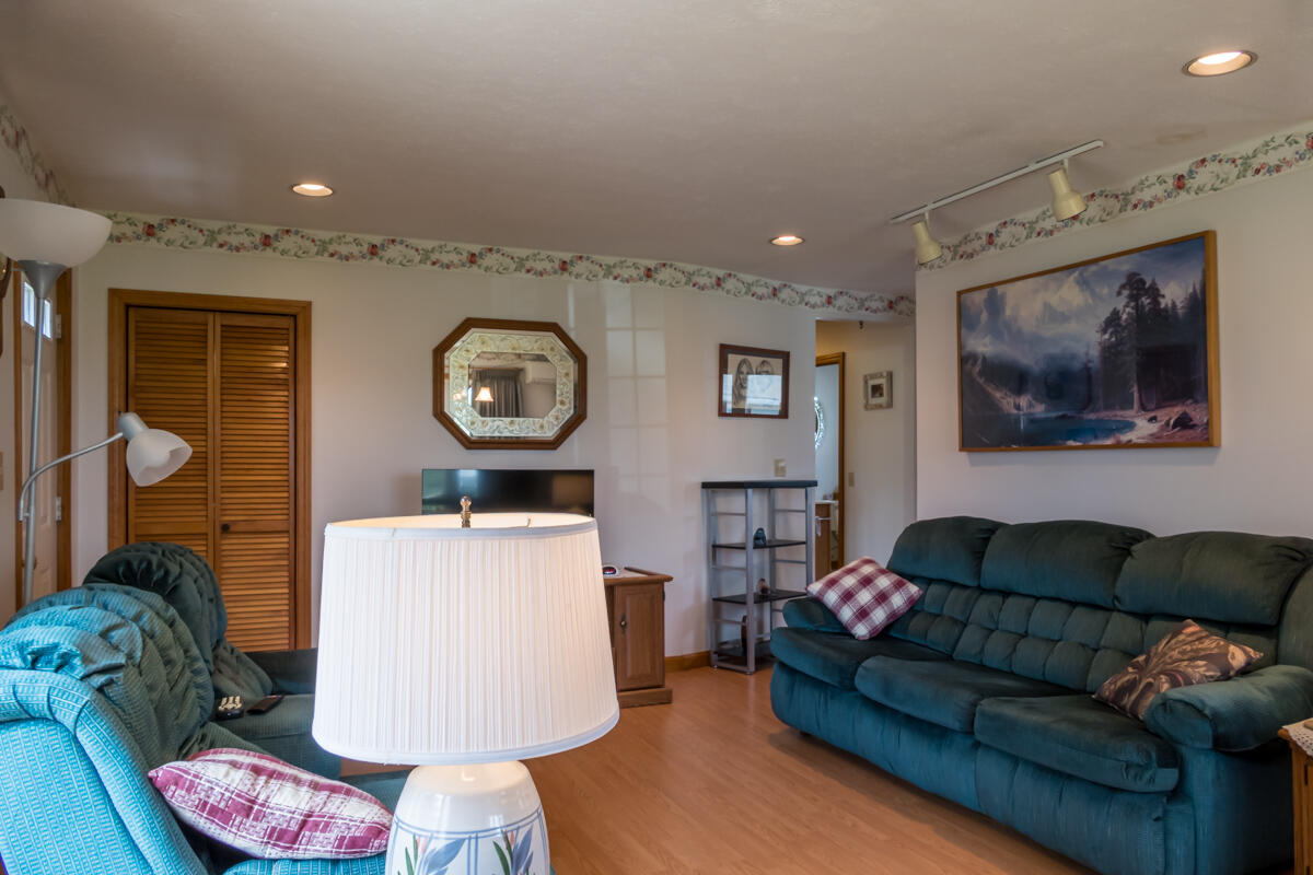 800 North Road Yarmouth, ME 04096 - Photo 16 of 60 15-Living room (3 of 5)