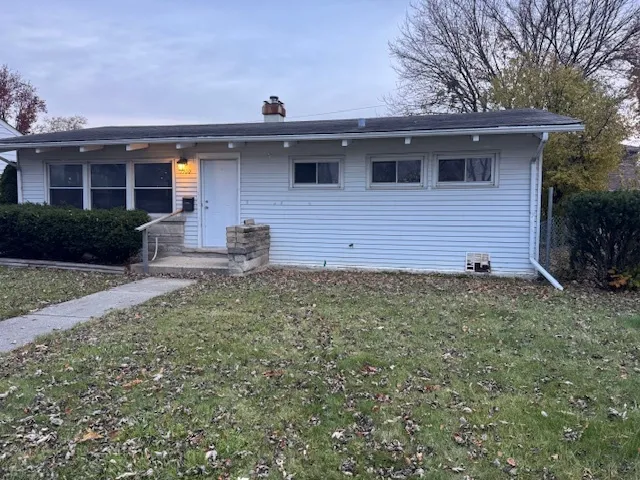 a view of a house with a yard