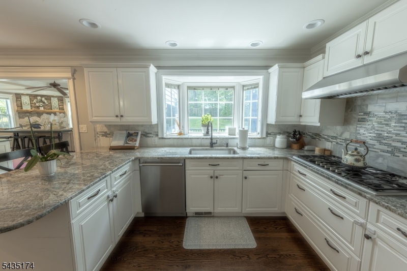 27 Burlington Road Berkeley Heights, NJ 07974 - Photo 7 of 35