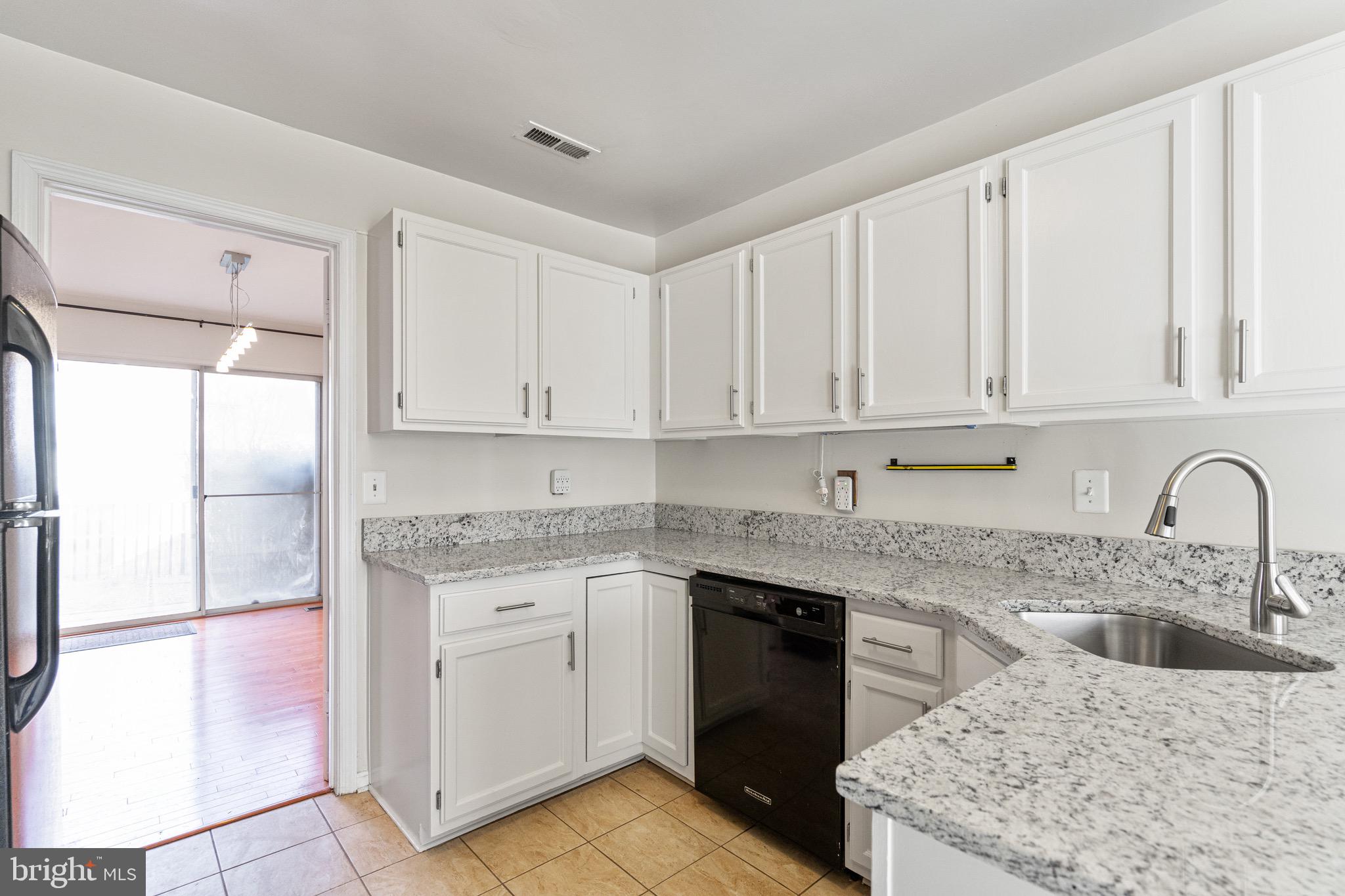 1558 Hugo Circle Silver Spring, MD 20906 - Photo 5 of 31 Granite countertops