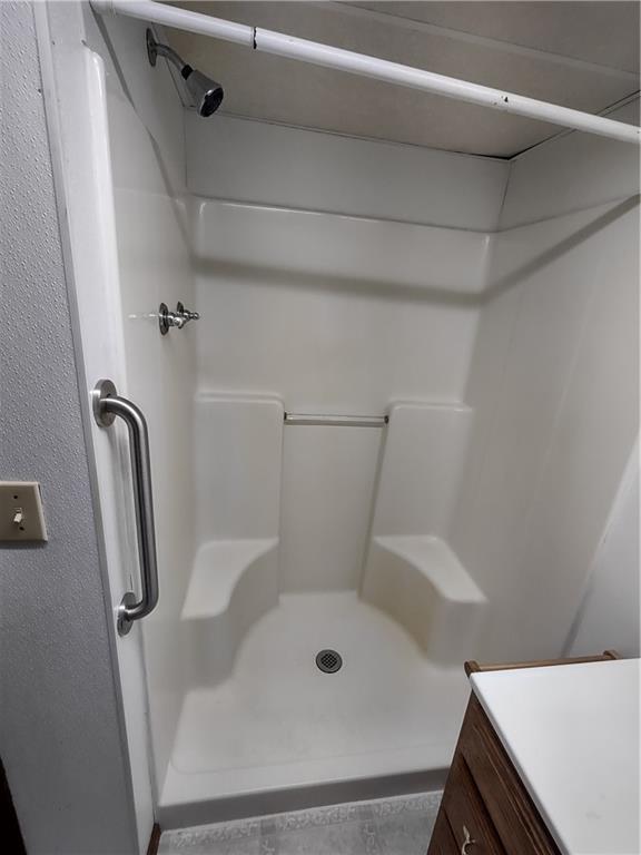 4641 Ellwood Road New Castle, PA 16101 - Photo 23 of 26 a bathroom with a tub