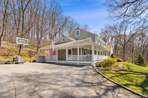 $1,925,000 | 1 Hitching Post Lane, Chappaqua, NY 10514