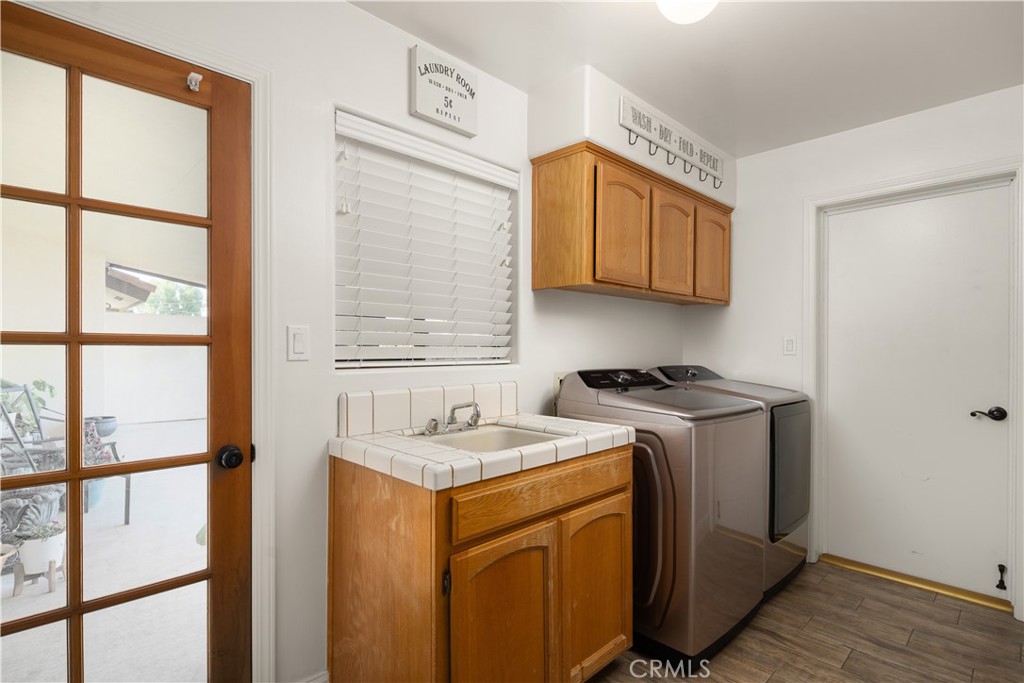 2119 Jenkins Road Bakersfield, CA 93314 - Photo 18 of 35 a utility room with dryer and washer